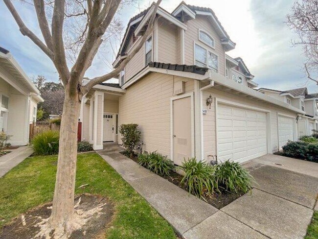 Building Photo - Stylish and comfortable 2 bedroom 2.5 bath...