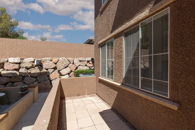 Foto del edificio - NW townhome with 2 car garage in gated community.