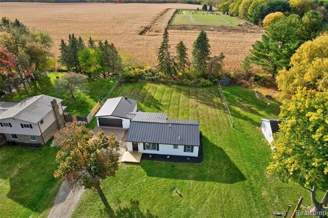 Building Photo - 1445 N Seymour Rd