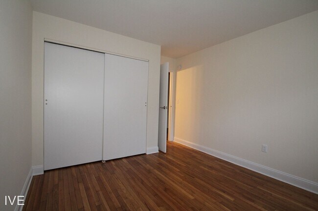 Foto del edificio - 204 Flax Hill Rd