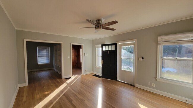 Building Photo - Southern Charm Includes Loft and Basement ...