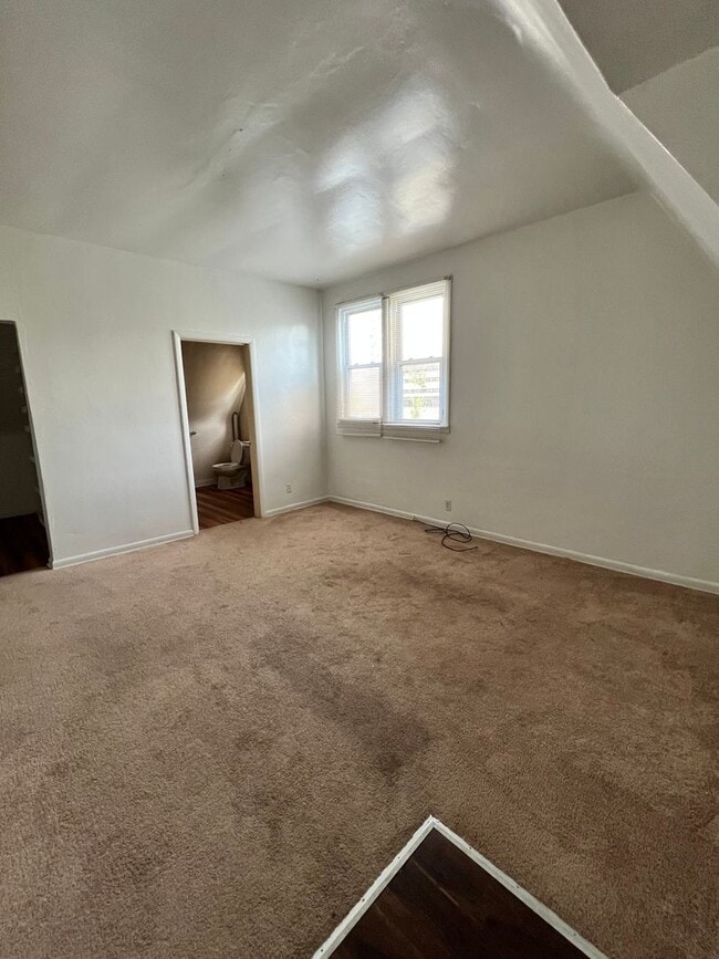 Building Photo - 121 University Ln