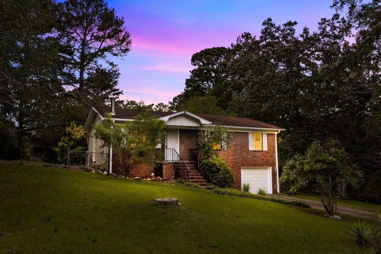 Primary Photo - Charming Center Point Home