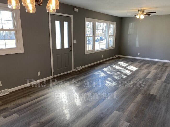 Building Photo - 935 S Hunter Dr