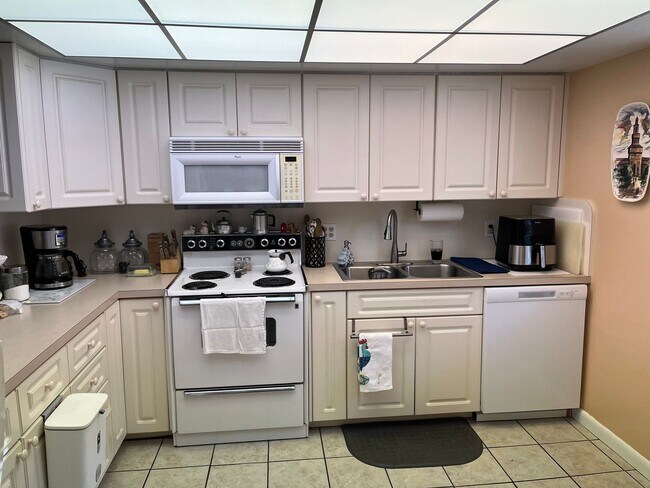 Building Photo - Sunshine Sanctuary: 2/2 condo, 1400 sqft, ...