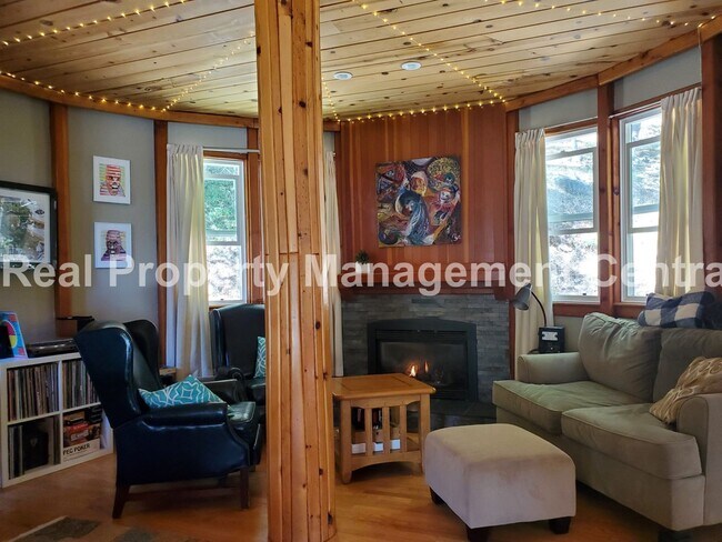 Building Photo - AVAILABLE NOW - 3 bedroom, 3 bath - Privat...