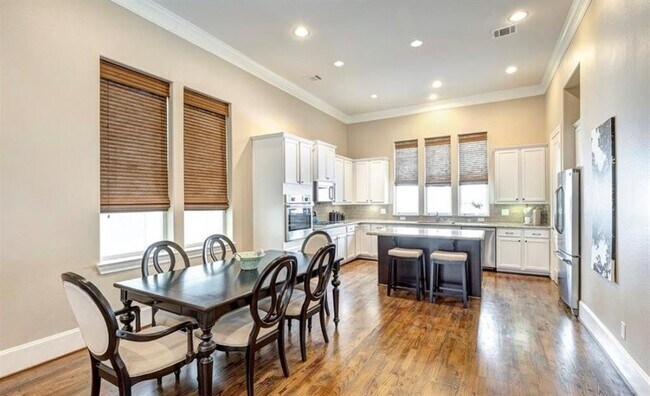 Building Photo - 262 E 28th St