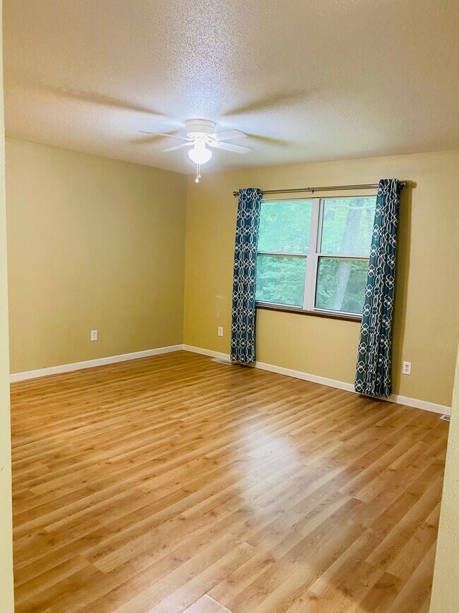 Building Photo - 1402 Amblewood Dr