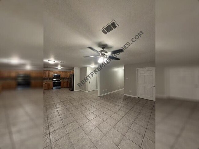 Foto del edificio - 10030 Farris Ave