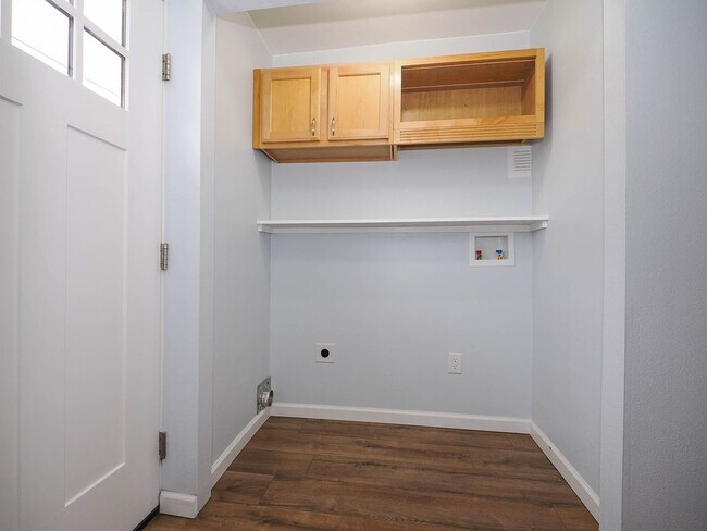 Building Photo - Upstairs Unit in Ogden