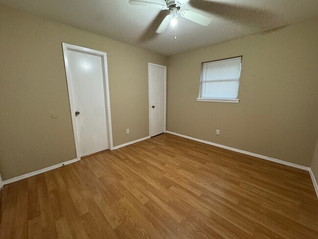 Foto del edificio - 1034 W Village Ct