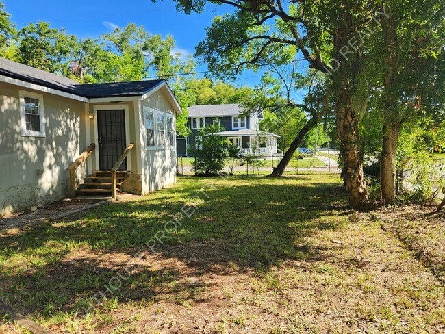 Foto del edificio - Charming 2 Bedroom Home With Sunroom And Storage