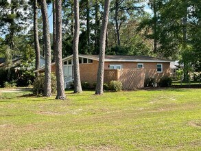 Building Photo - 303 Pinewood Dr