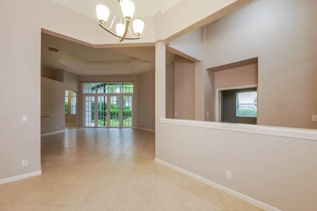 Building Photo - 2560 Jardin Manor