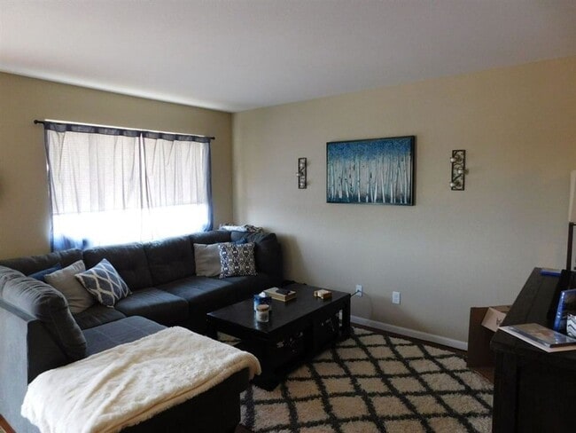Building Photo - 3 Bedroom Townhome!