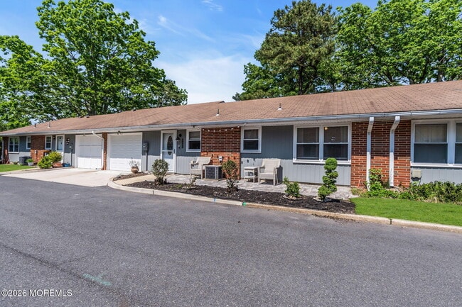 Building Photo - 390 Picardy Ct