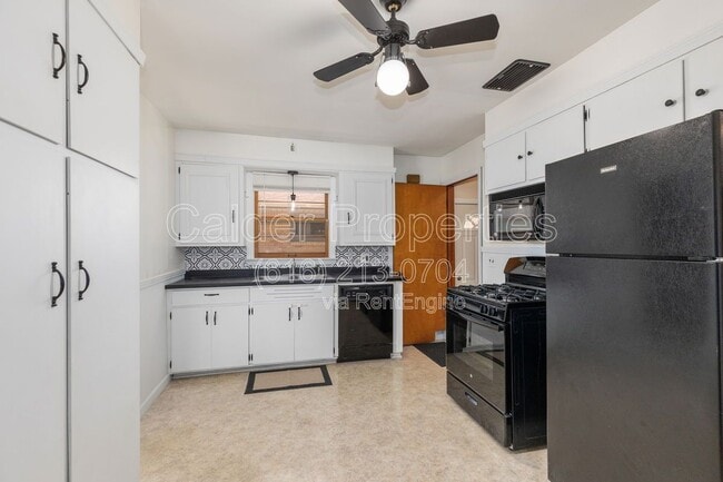 Building Photo - 1115 Lake Michigan Dr NW