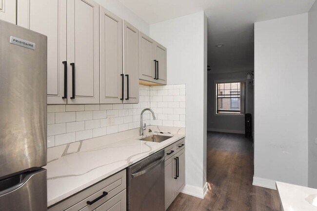 Building Photo - 7622 N Eastlake Terrace