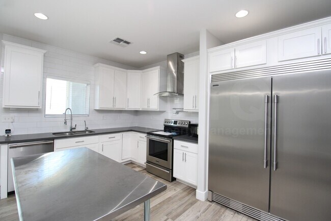 Foto del edificio - 2140 E Palm Ln