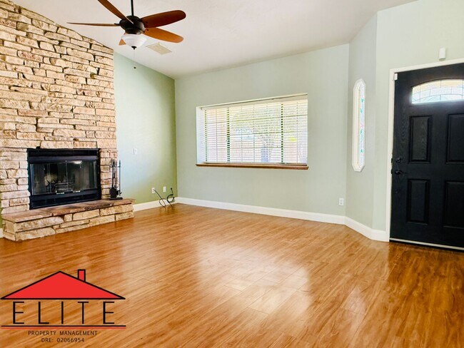 Foto del edificio - NORTHWEST POOL HOME AVAILABLE NOW!!