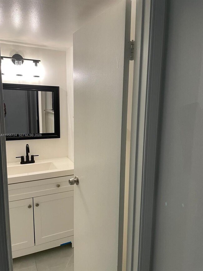 Foto del edificio - 1455 Holly Heights Dr