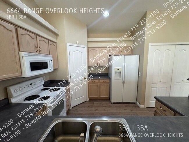 Building Photo - Beautiful 3 Bedroom Townhome