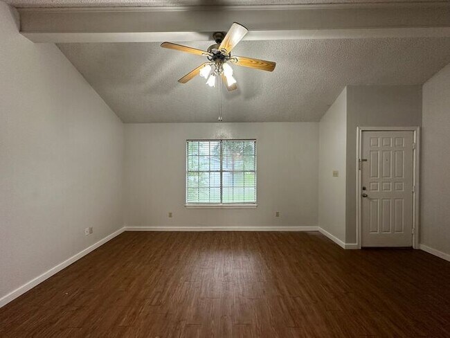 Foto del edificio - Available Now! 3 bedroom 2 bathroom duplex...