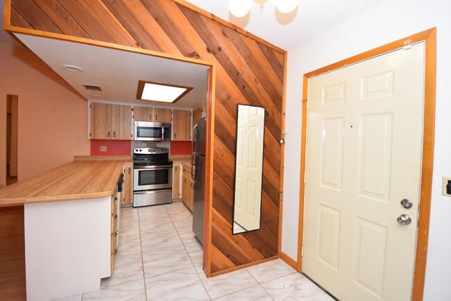 Building Photo - Lovely, 2 bedroom townhome in the Villages...