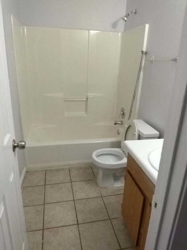 Building Photo - Conveniently Located Spacious 3 Bedroom/2 ...