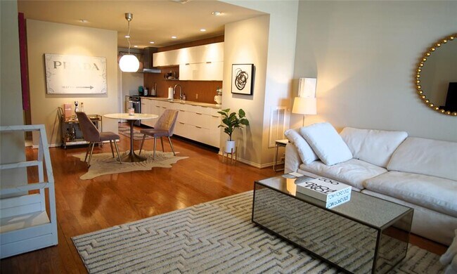 Building Photo - 922 Memorial Heights Dr