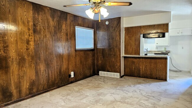 Building Photo - CUTE WESTERN HILLS HOME!