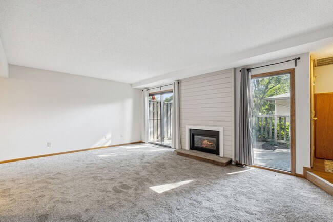 Building Photo - Updated 2 Br/ 2.5 Ba TH w/2 CG, and Privat...