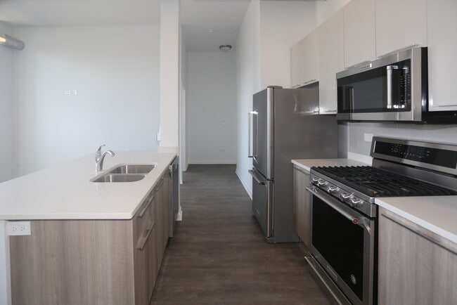 Building Photo - 932 W Dakin St