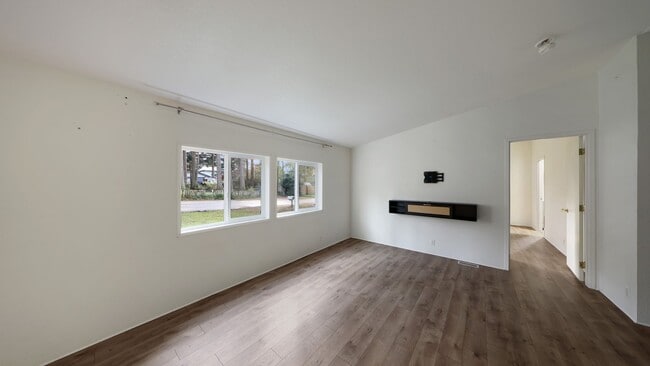 Building Photo - 3 Bed 2 Bath - Pet Friendly - NAS Whidbey