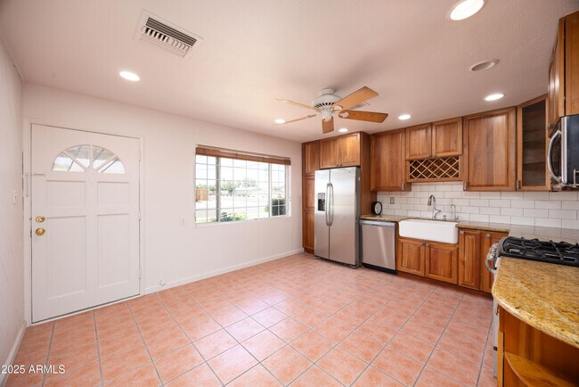 Foto del edificio - 7337 E Lewis Ave