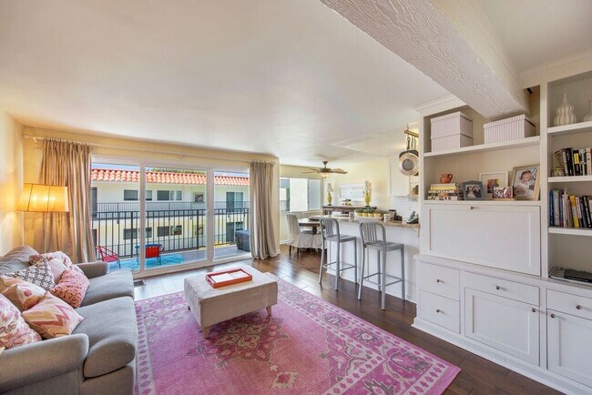 Amplia terraza con vista a la piscina. - 1720 Ardmore Ave