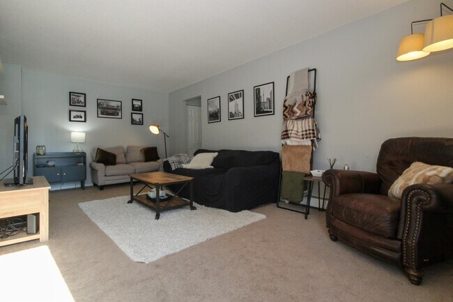 Foto del edificio - 4542 Cedar Lake Rd