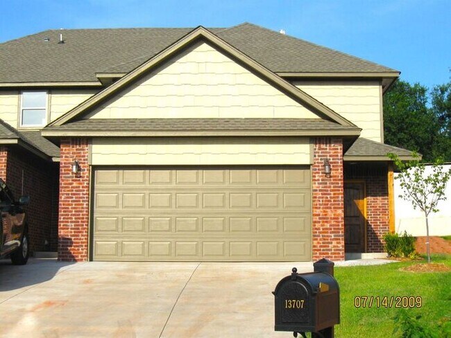 Foto del edificio - 4 Bed 2 Bath 2 Car Duplex in the Oxford Park Addition in Edmond