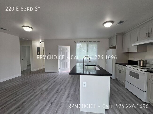 Foto del edificio - 220 E 83rd St