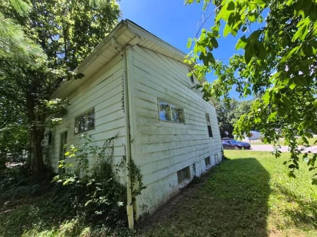 Building Photo - 1200 SW 6th St
