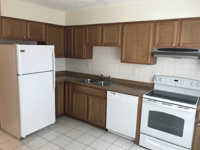 Building Photo - Large end unit townhouse