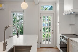 Building Photo - 24 Sparks St