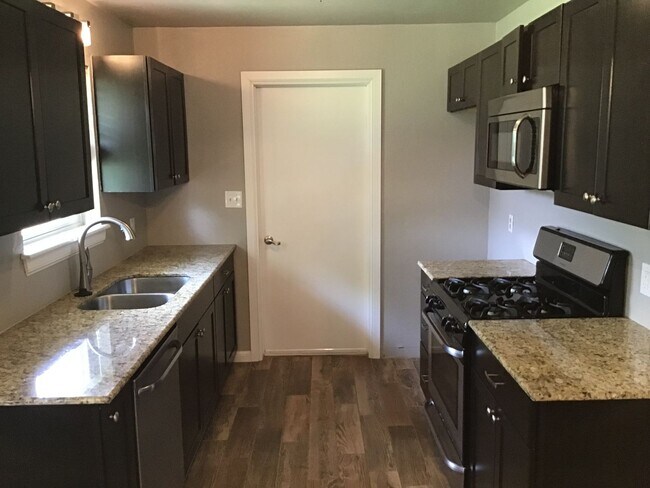 Foto del edificio - 3 bedroom, 1 1/2 baths and a 1 car garage ...