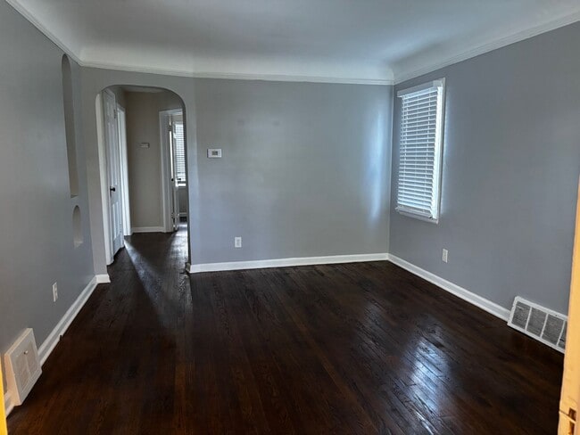Building Photo - 3 bed 2 bath bungalow