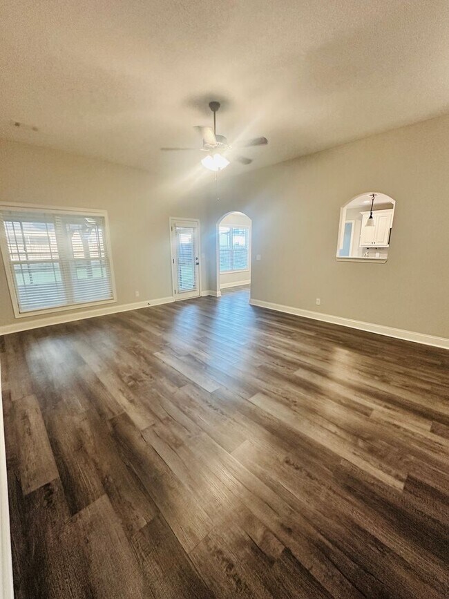 Building Photo - Adorable 3 bed 2 bath in Prime Location!