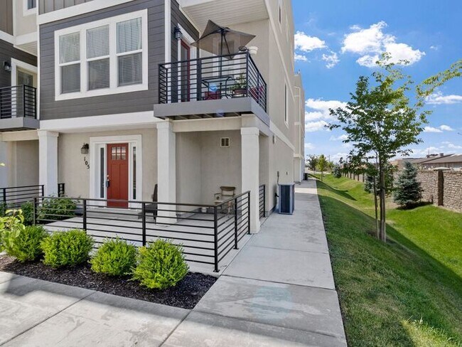 Building Photo - Gorgeous 3 Bed Condo with a rooftop patio!