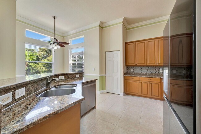 Foto del edificio - Convenient Central Location - 4 Bedroom + Den , 2 Bathroom Home