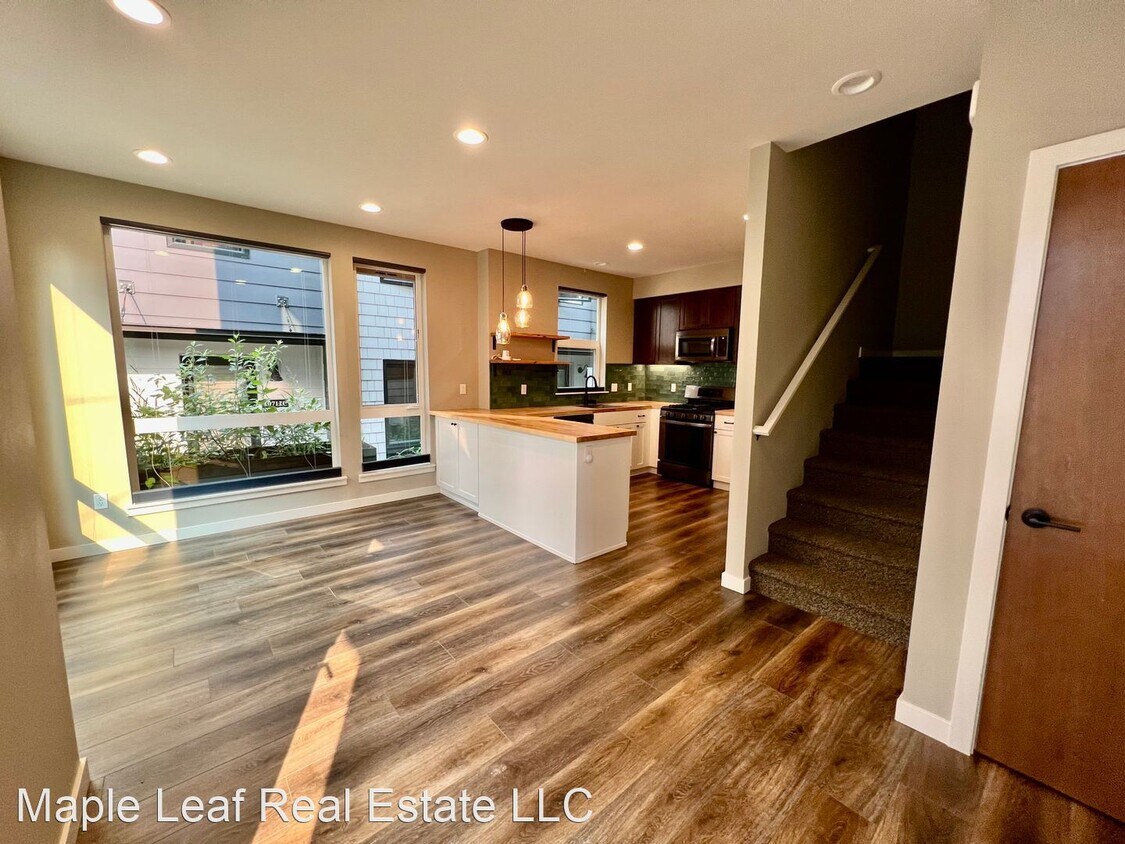 3 br, 2 bath House 10710 A Greenwood Ave... House Rental in Seattle