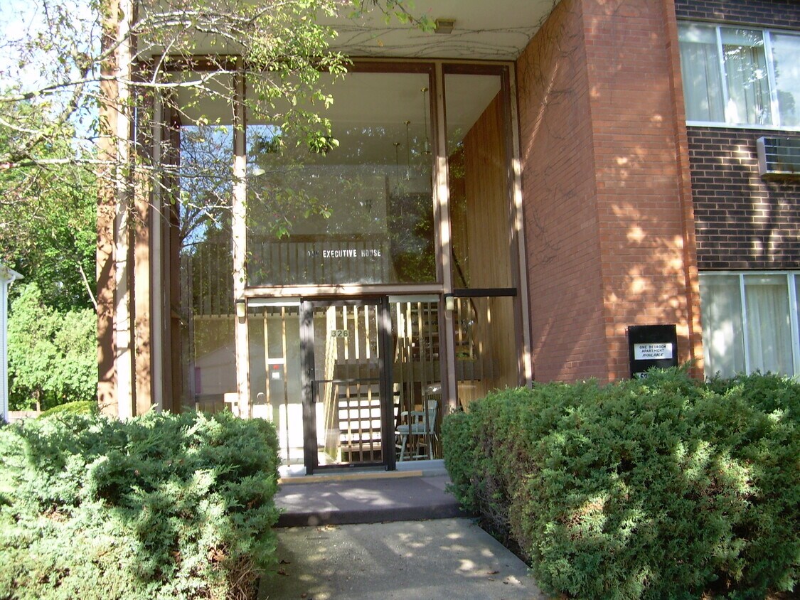 Entrance - 326 Foster St