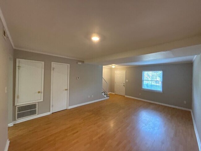 Foto del edificio - T.R. Lawing Realty Property